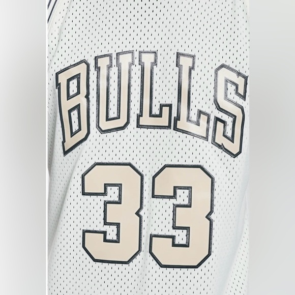 Men's Mitchell & Ness Scottie Pippen Chicago Bulls White Out Swingman Jersey - Picture 8 of 10